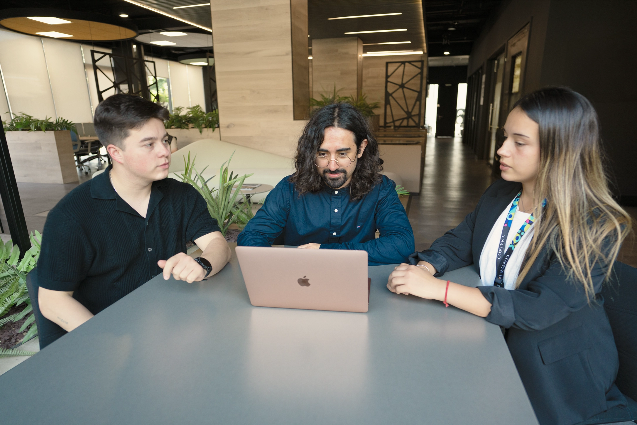 Grupo de personas trabajando en una reunión