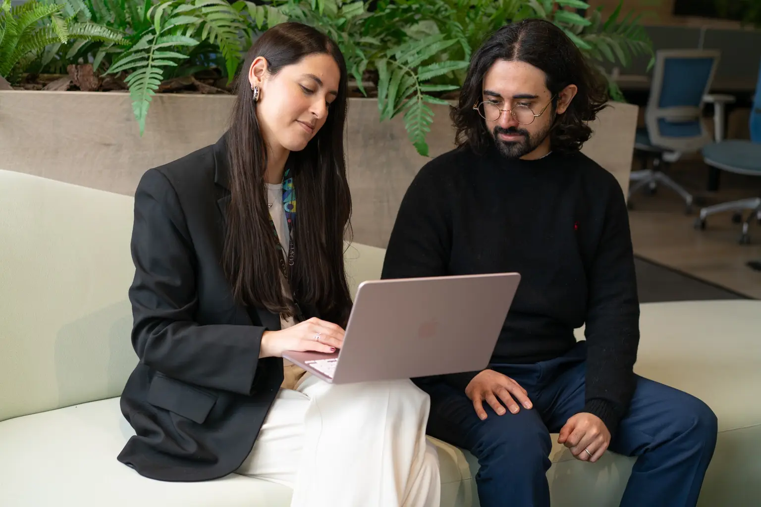 Equipo de Costera produciendo contenido para redes sociales
