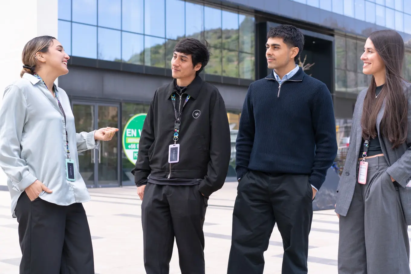 Tres trabajadores de Costera revisando un panel de información