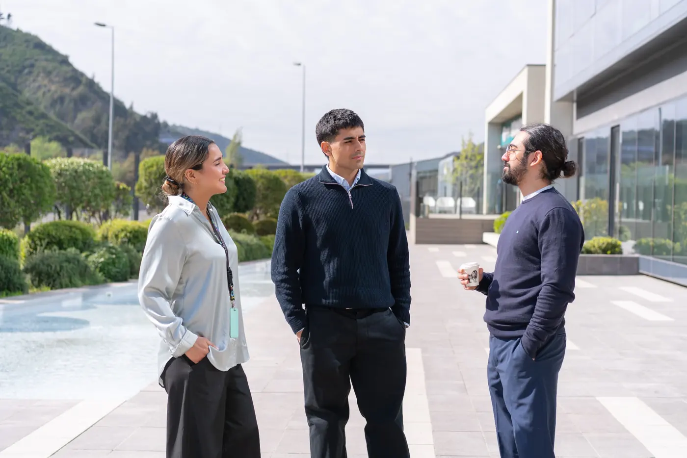 Dos empleados de Costera usando un computador