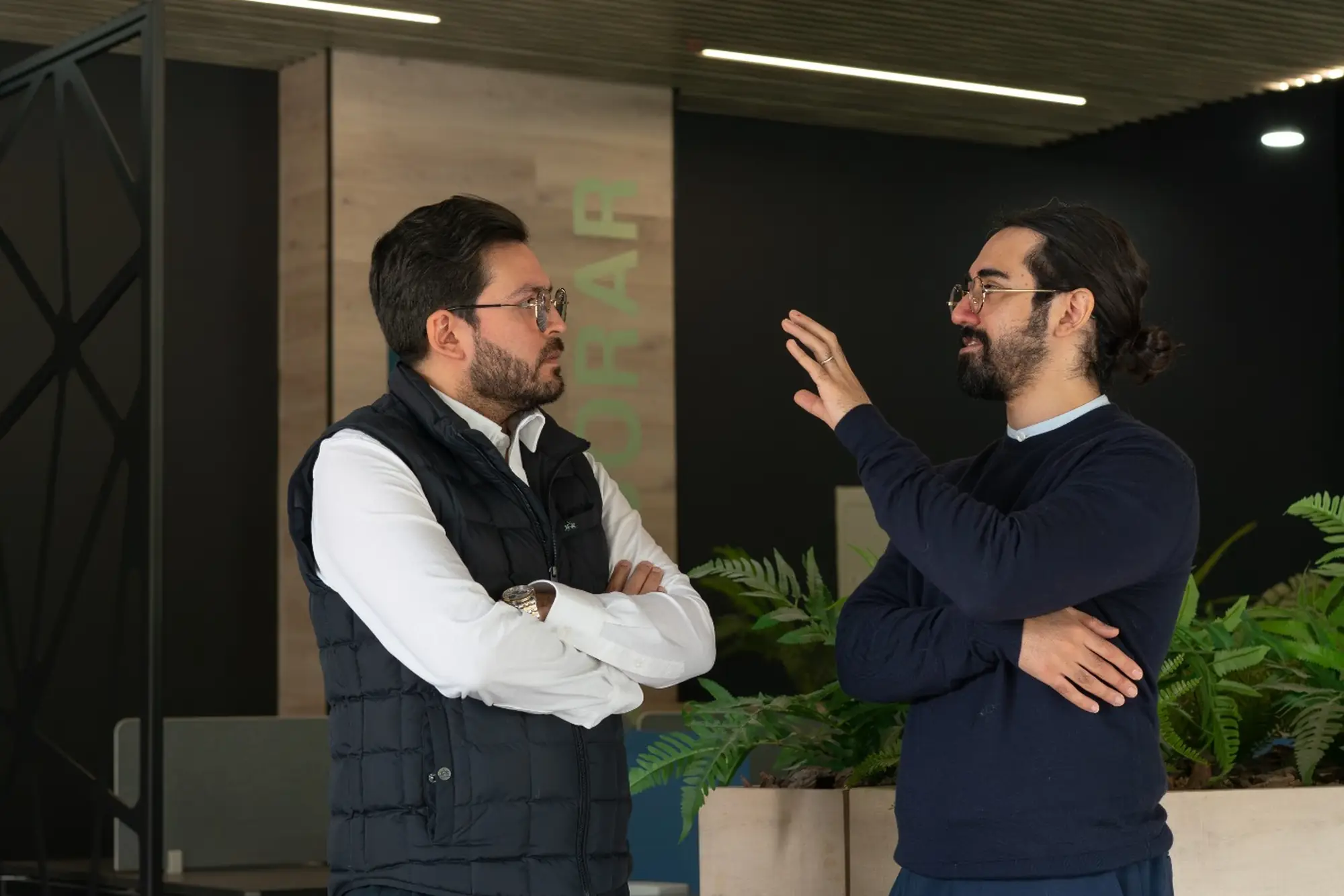 Grupo de personas trabajando en una reunión