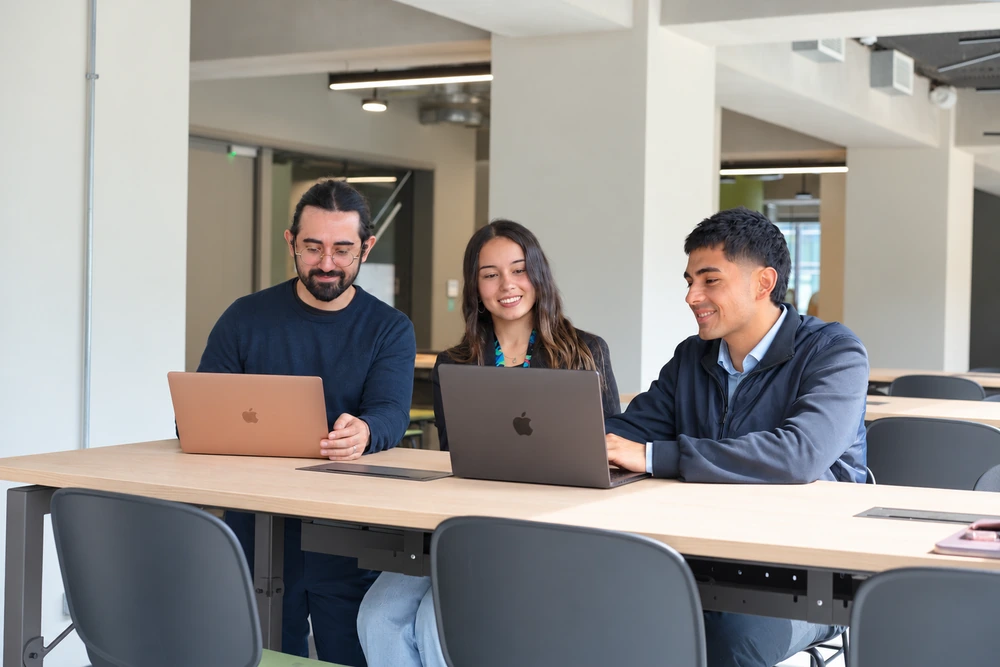 Tres trabajadores de Costera revisando un panel de información