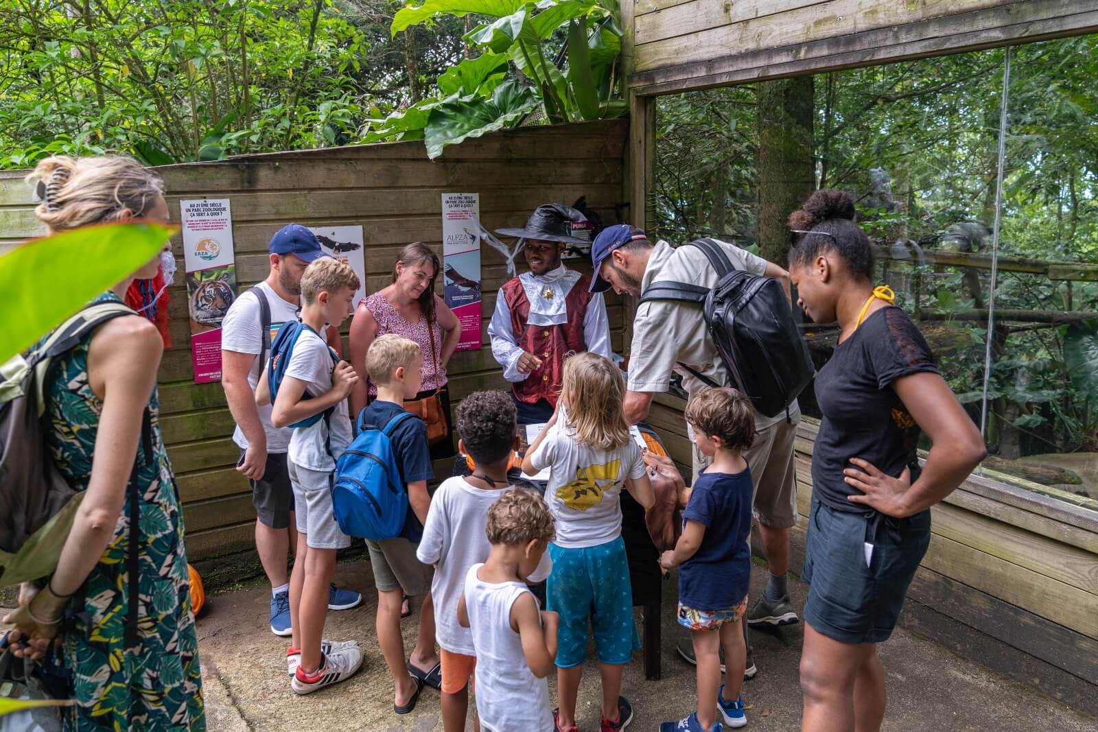 Sorties scolaires au Zoo de Guadeloupe, groupe avec animalier