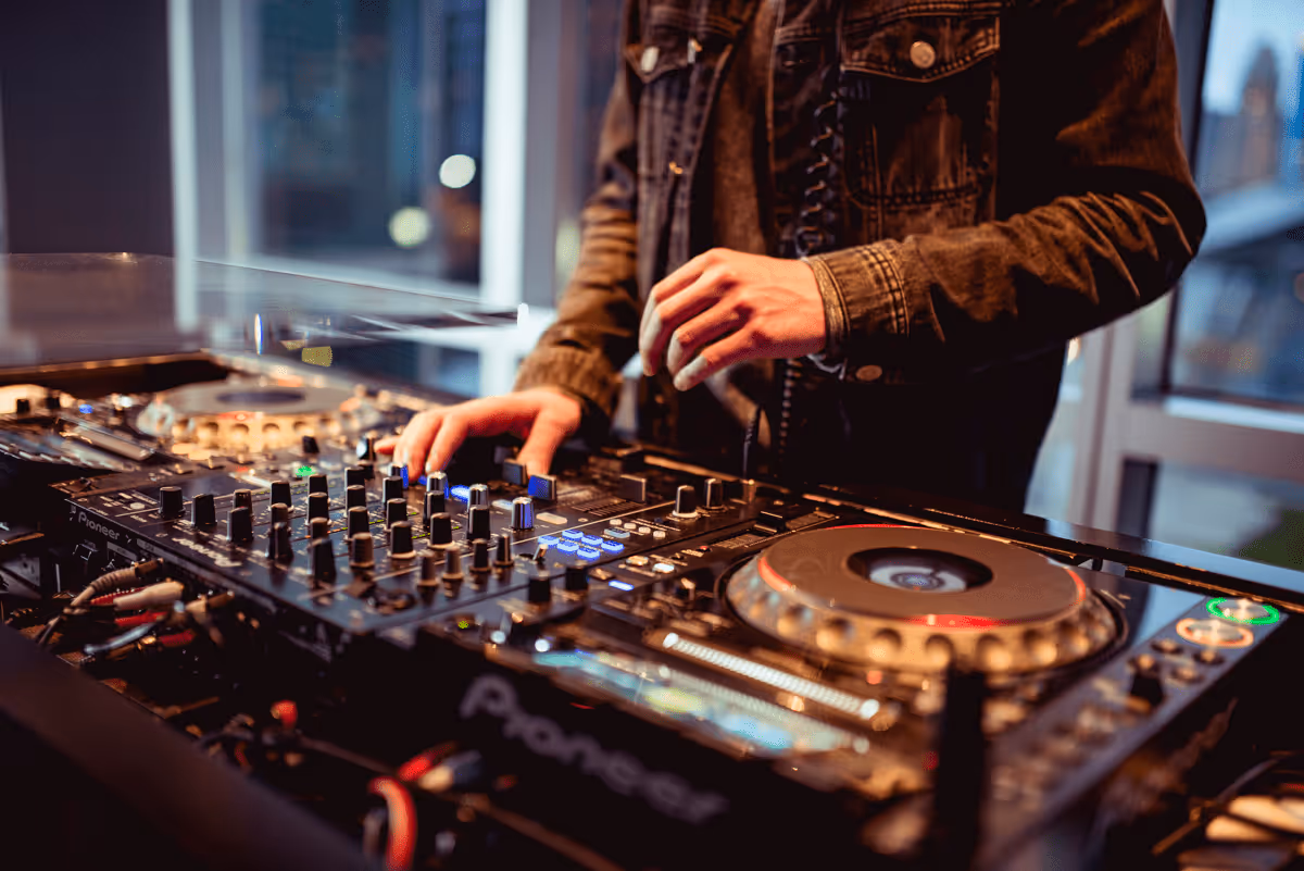 Live Music and DJ Sets at ROOF on theWit