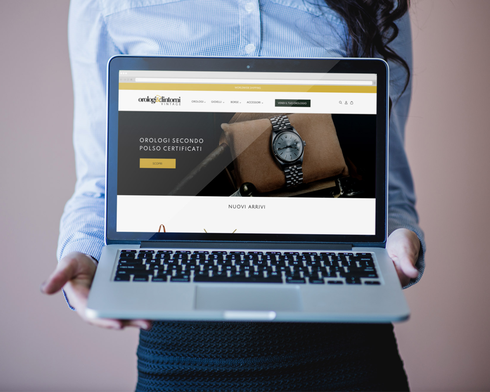 Immagine rappresentativa del cliente Orologi e Dintorni Vintage: donna che tiene un computer portatile con  la schermata del sito del cliente.