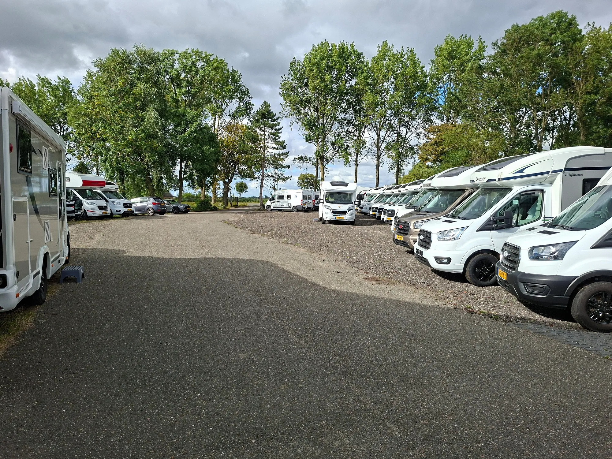 Rij campers op het terrein van Camper Casa in Stompetoren
