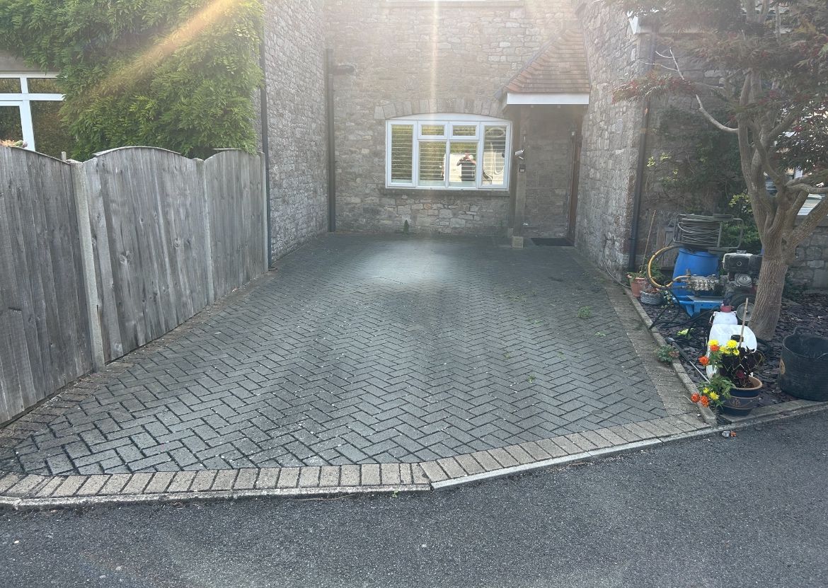 Front of a white car with chrome car rims