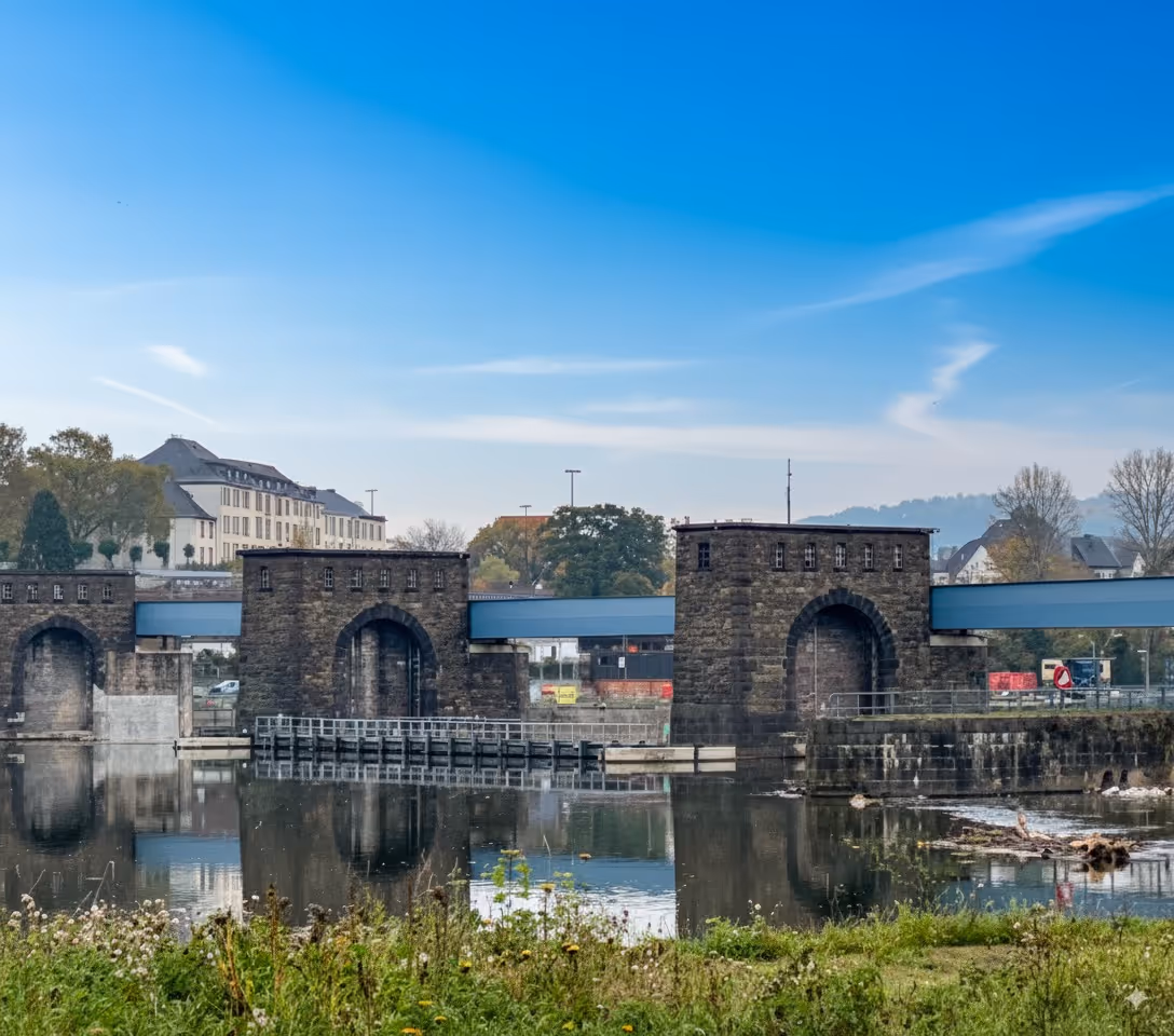 Wasserkraftwerk entlang der Mosel.