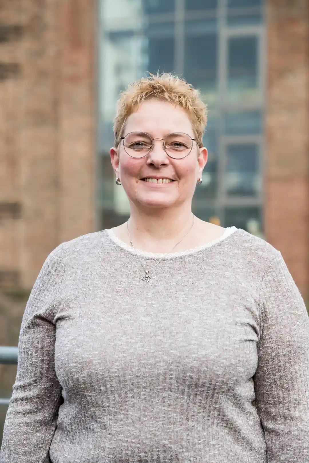 Portrait Elke – Telefonischer Empfang und Service beim Hera Netzwerk, persönliche Beratung zur Tierkrankenversicherung für Hunde