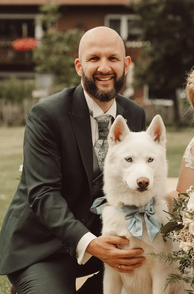 Portrait Toni mit Hund – Kundenbetreuer Hera Netzwerk, persönliche Beratung zur Tierkrankenversicherung für Hunde