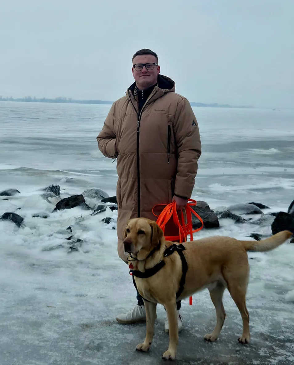 Foto Michael mit Hund – Kundenbetreuer Hera Netzwerk, persönliche Beratung zur Tierkrankenversicherung für Hunde