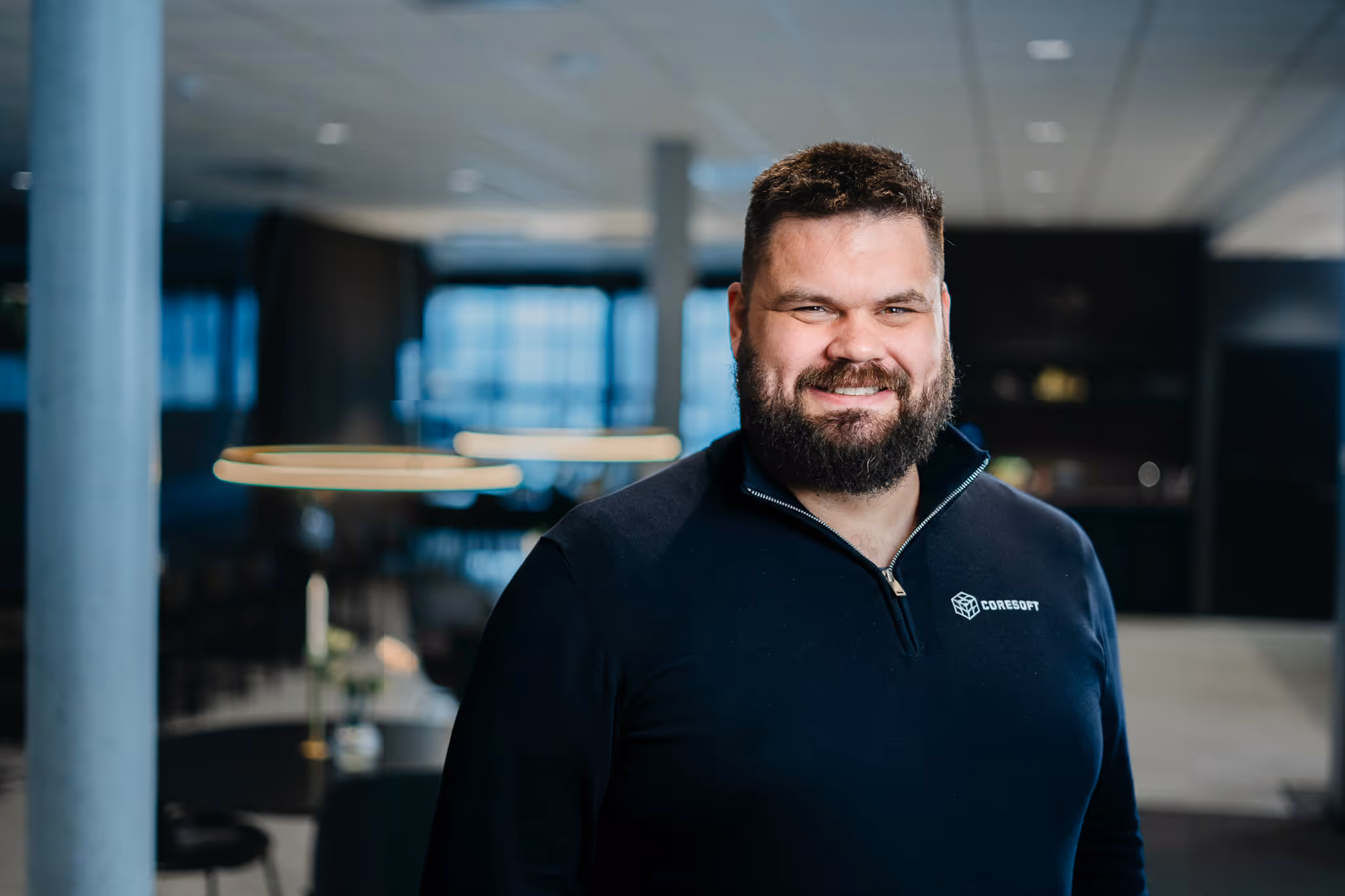 Bilde av ansatt Ove i Coresoft, fyldig skjegg, upfront bilde i kontorlandskap.