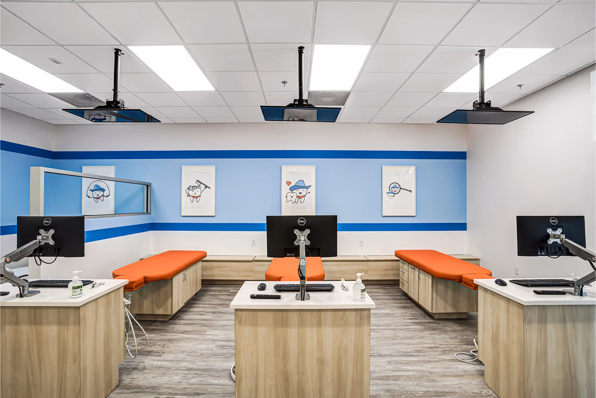 A room that has a bunch of desks in it.