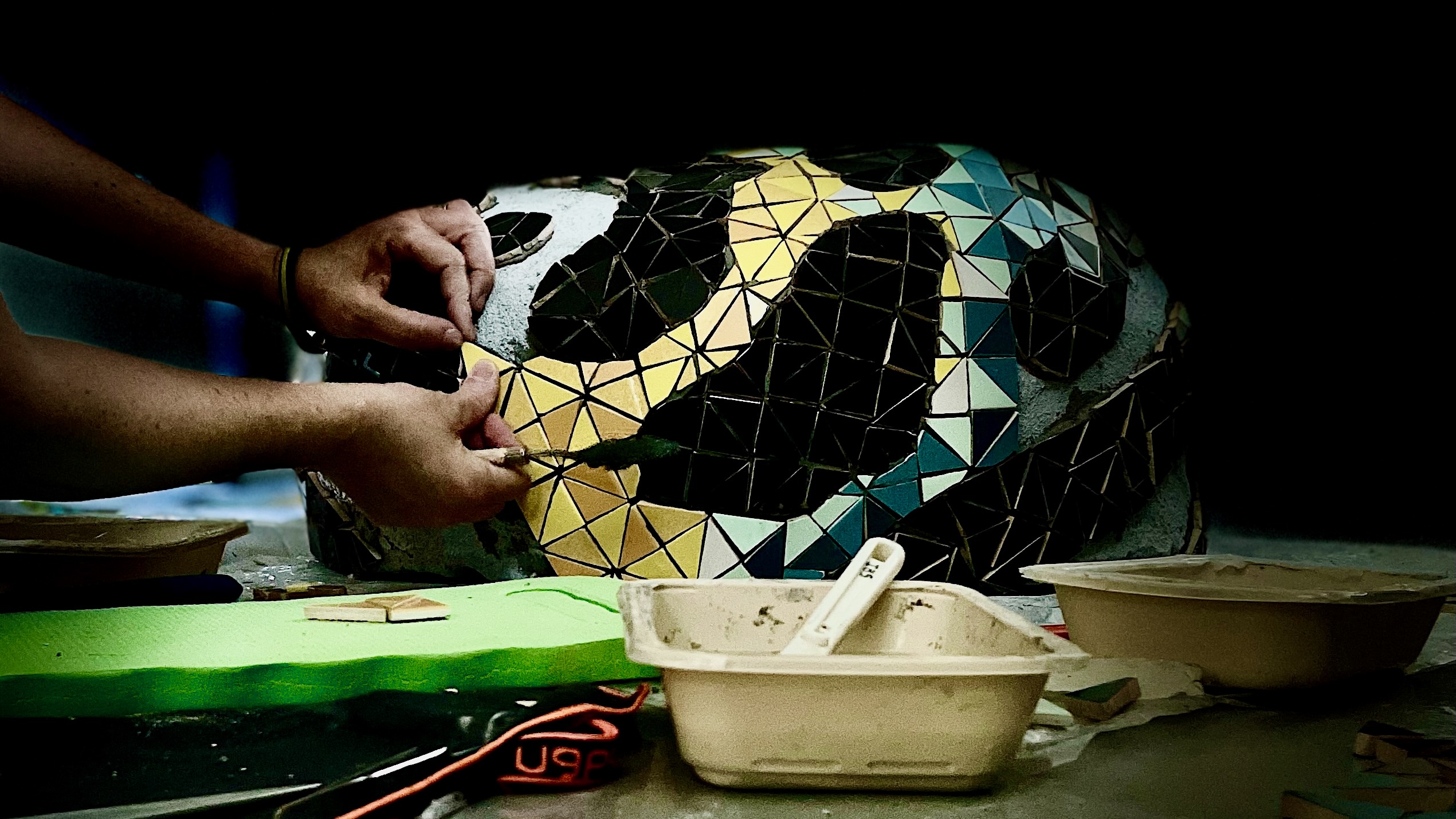 Pormenor construtivo de peça de mosaico colorida