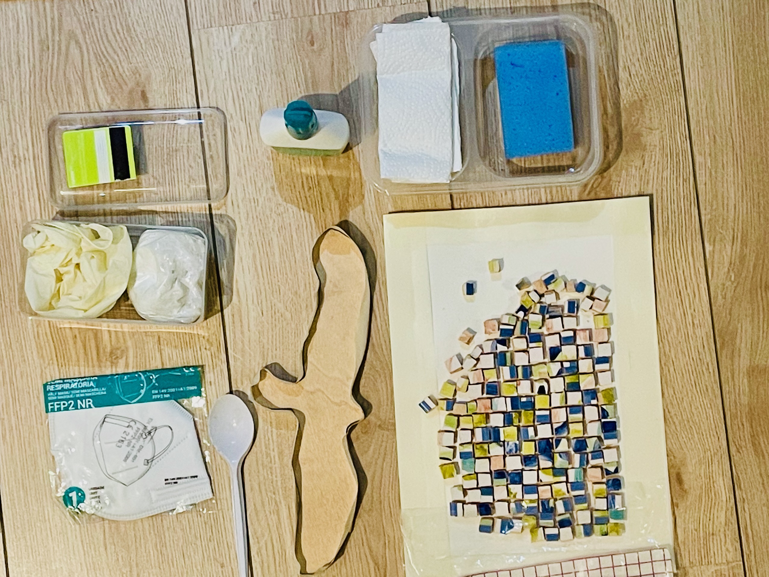 Kit com ferramentas e materiais para mosaico