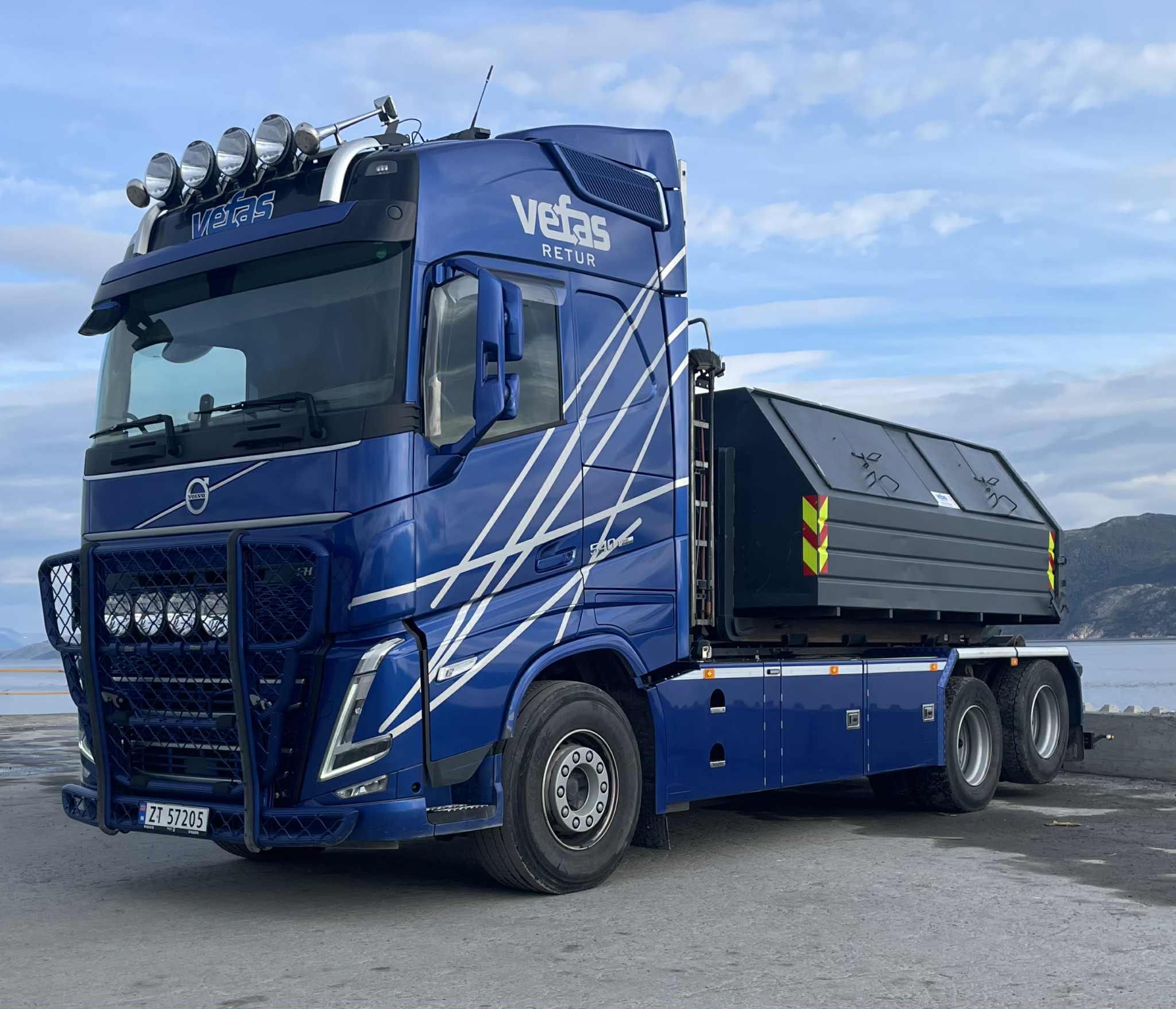 Vefas renovasjonsbil med container