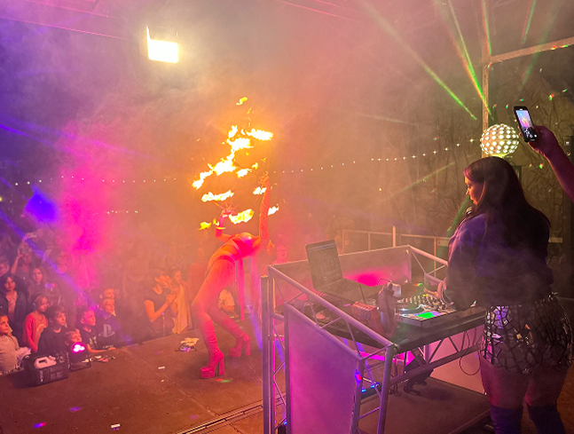 Abendveranstaltung mit DJane Katrin Mendelsohn und Feuershow auf einem Eventtrailer von Eventtrailer24. Licht- und Nebeleffekte sorgen für Partystimmung.