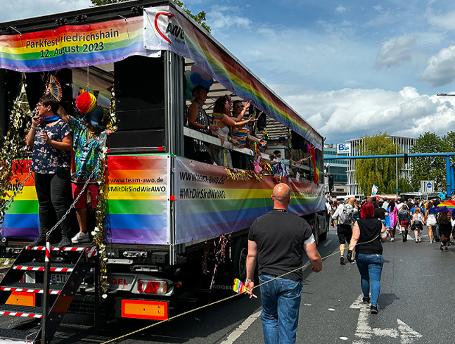 Eventtrailer24-Paradetruck der AWO beim CSD 2025 in Berlin. Menschen tanzen und feiern auf dem bunt geschmückten Truck.