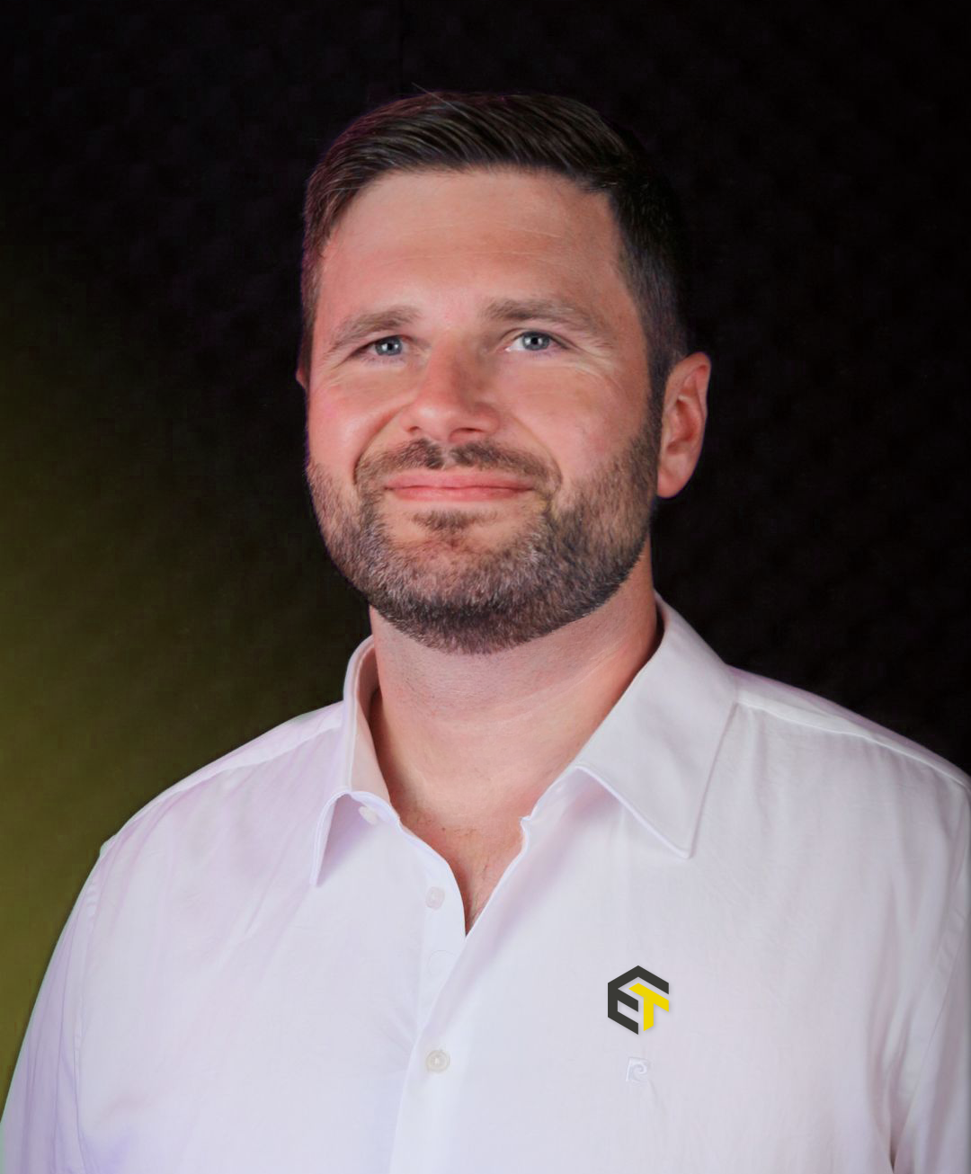 Porträtfoto von Stefan Mendelsohn, Gründer von Eventtrailer24 by ALEX-SOUND, aufgenommen vor dunklem Hintergrund.