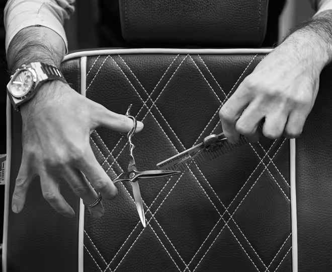 фото рук майстра з барбершопу Mr. Cash