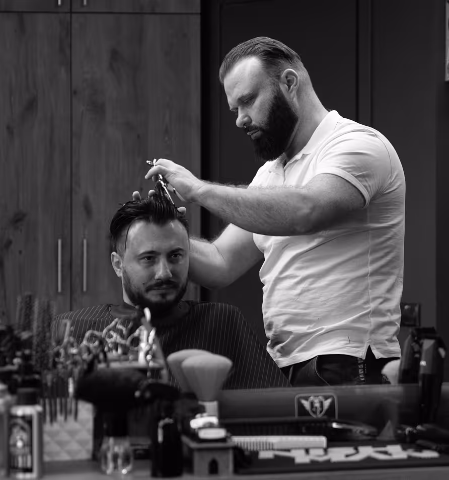 топ-майстрб барбер Денис  робить стрижку клієнту в барбер шопі Mr Cash