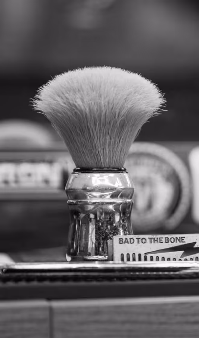 фото помазка для гоління , який є атрібутом барбер шопу Mr. Cash