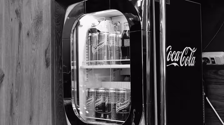 фото холодильника з напоями, якими клієнти можуть пригоститися у барбершопі Mr. Cash