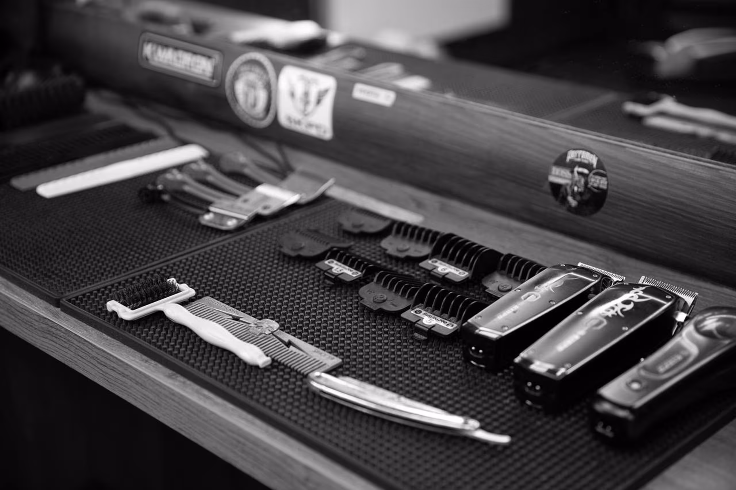 Фото інструментів, якими користуються майстри в барбершопі Mr Cash