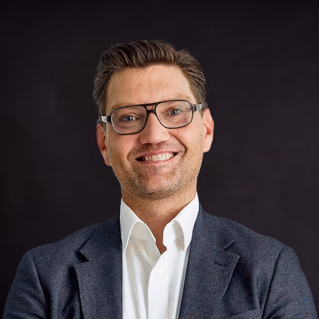 image depicting employees collaborating (for a manufacturing plant)