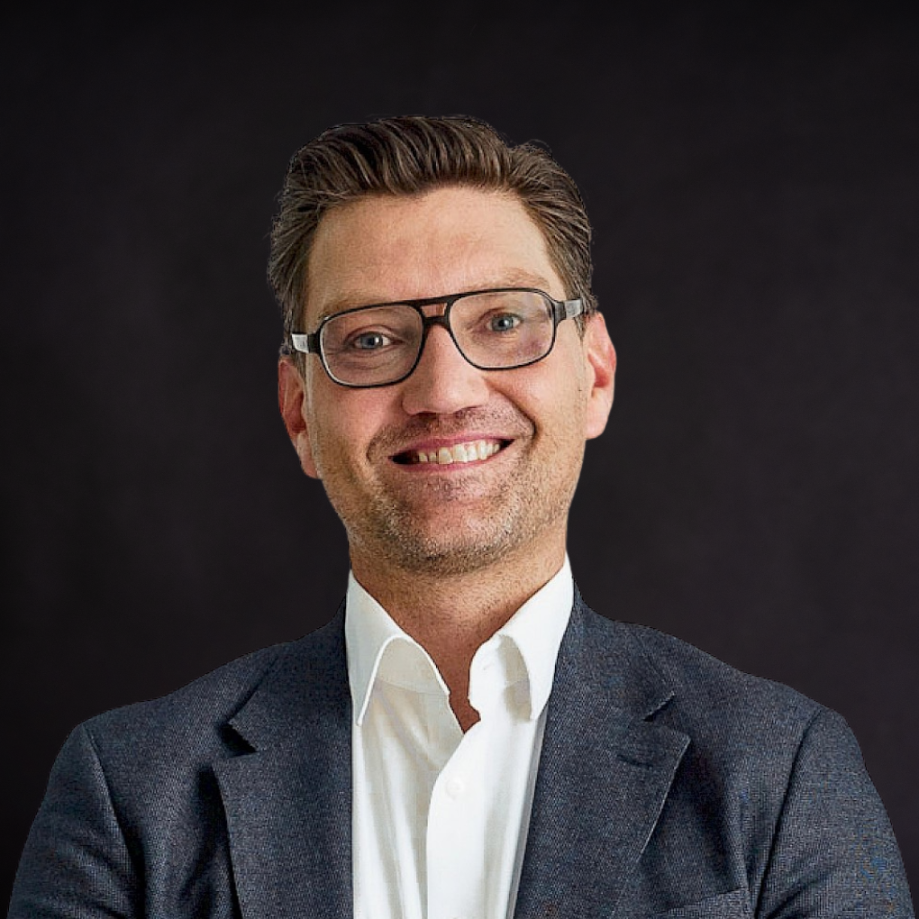 image depicting employees collaborating (for a manufacturing plant)