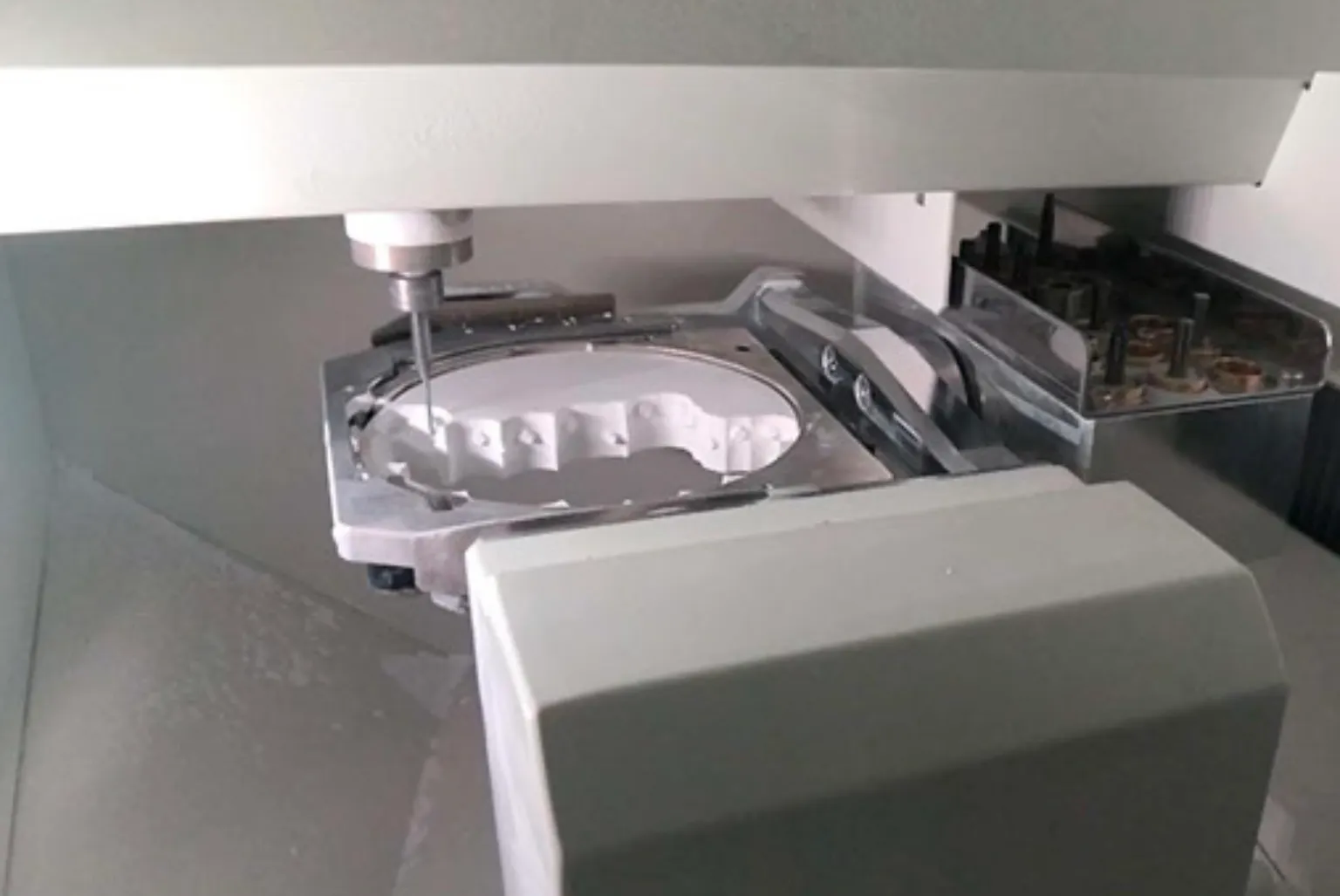 Usinage de prothèse dentaire en zircone par fraiseuse numérique au Labo 57, laboratoire dentaire à Cannes