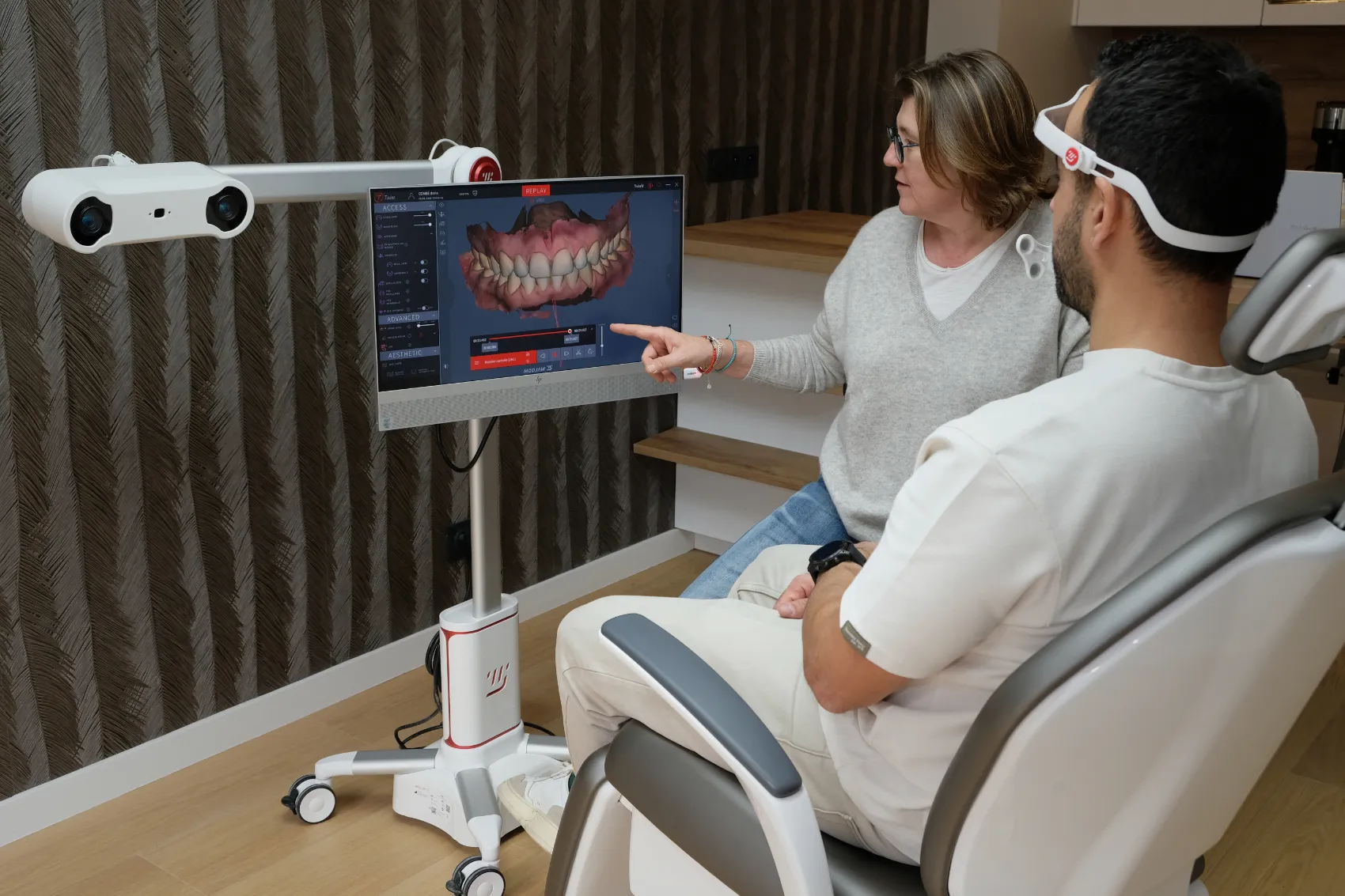 Florence Baroni utilisant le système Modjaw avec un patient au Labo 57 à Cannes