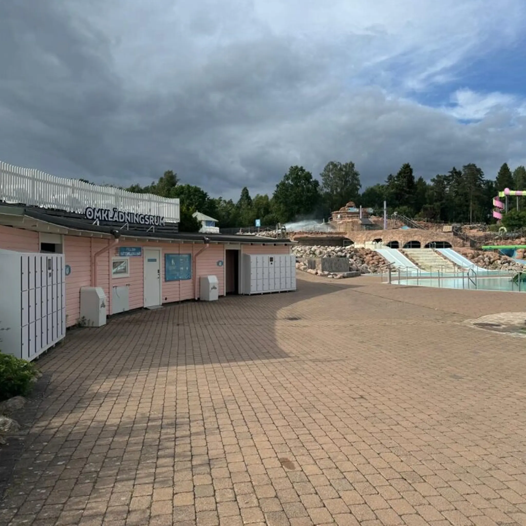 Skara Sommarland waterpark outdoor rental smart lockers