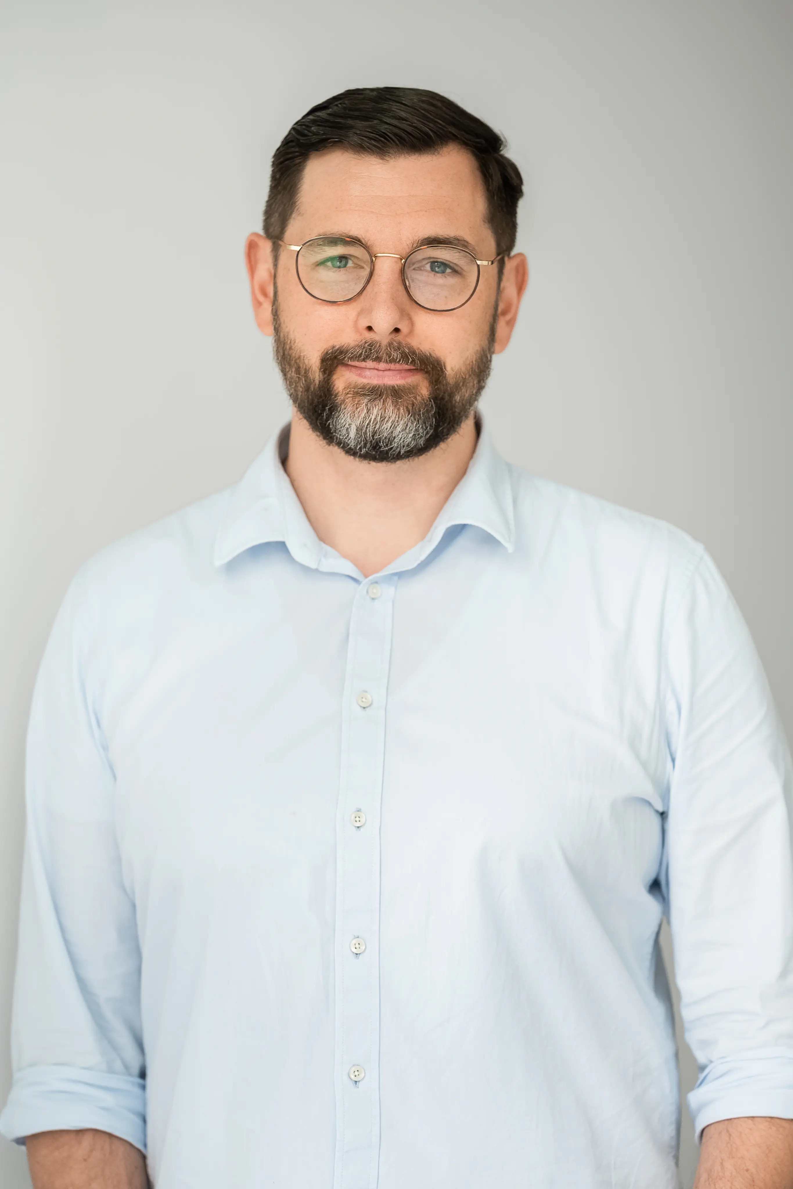 Portrait of Dr. Marcel Quennet, Founder and CEO of Quantistry, with text highlighting his 15 years of experience in quantum chemistry and partnerships with industry leaders like Volkswagen, Audi, and Helmholtz Zentrum Berlin