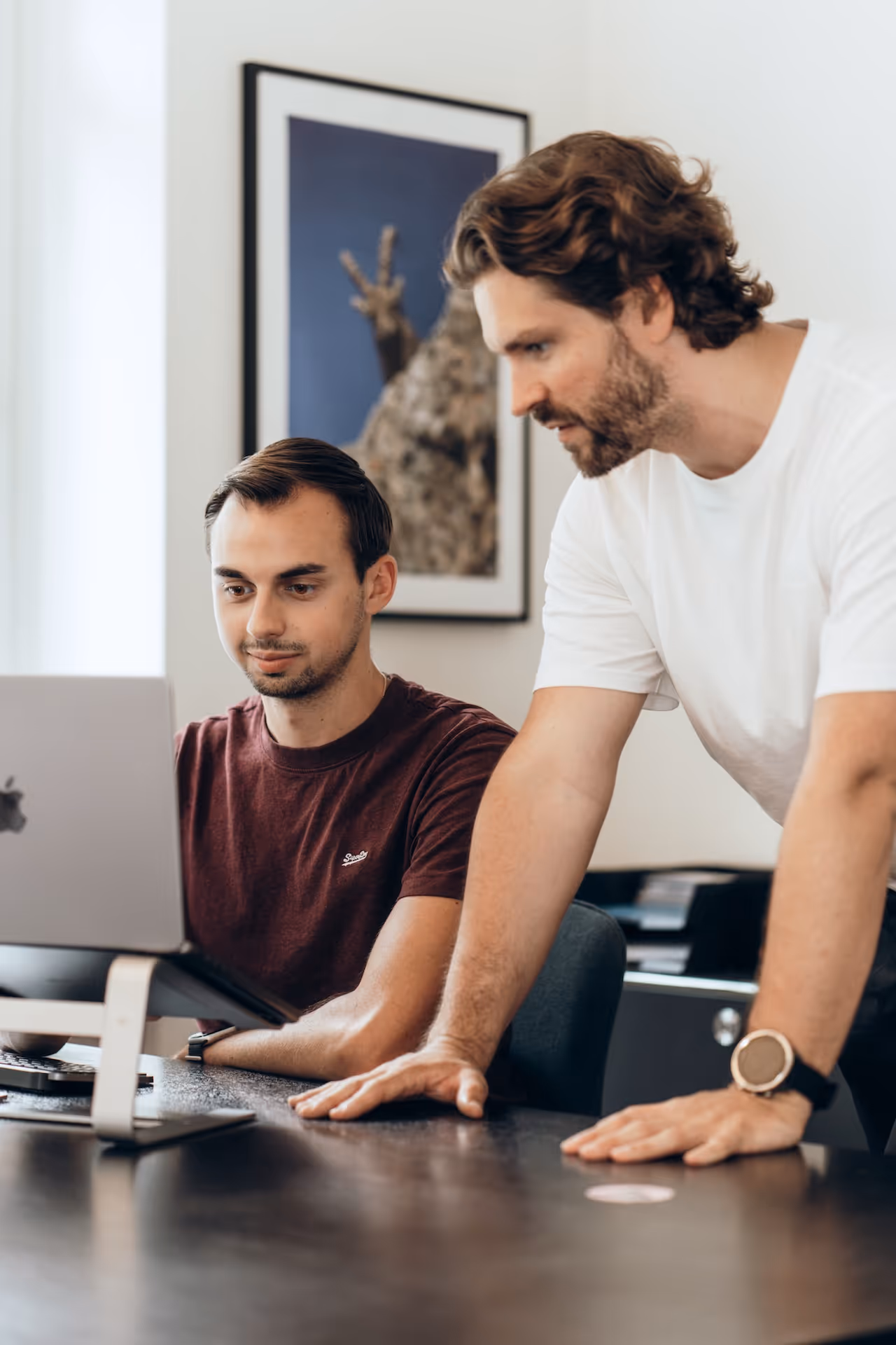 Team einer webdesign agentur arbeitet gemeinsam an der Weiterentwicklung eines Website Konzepts und optimiert Inhalte und Design.