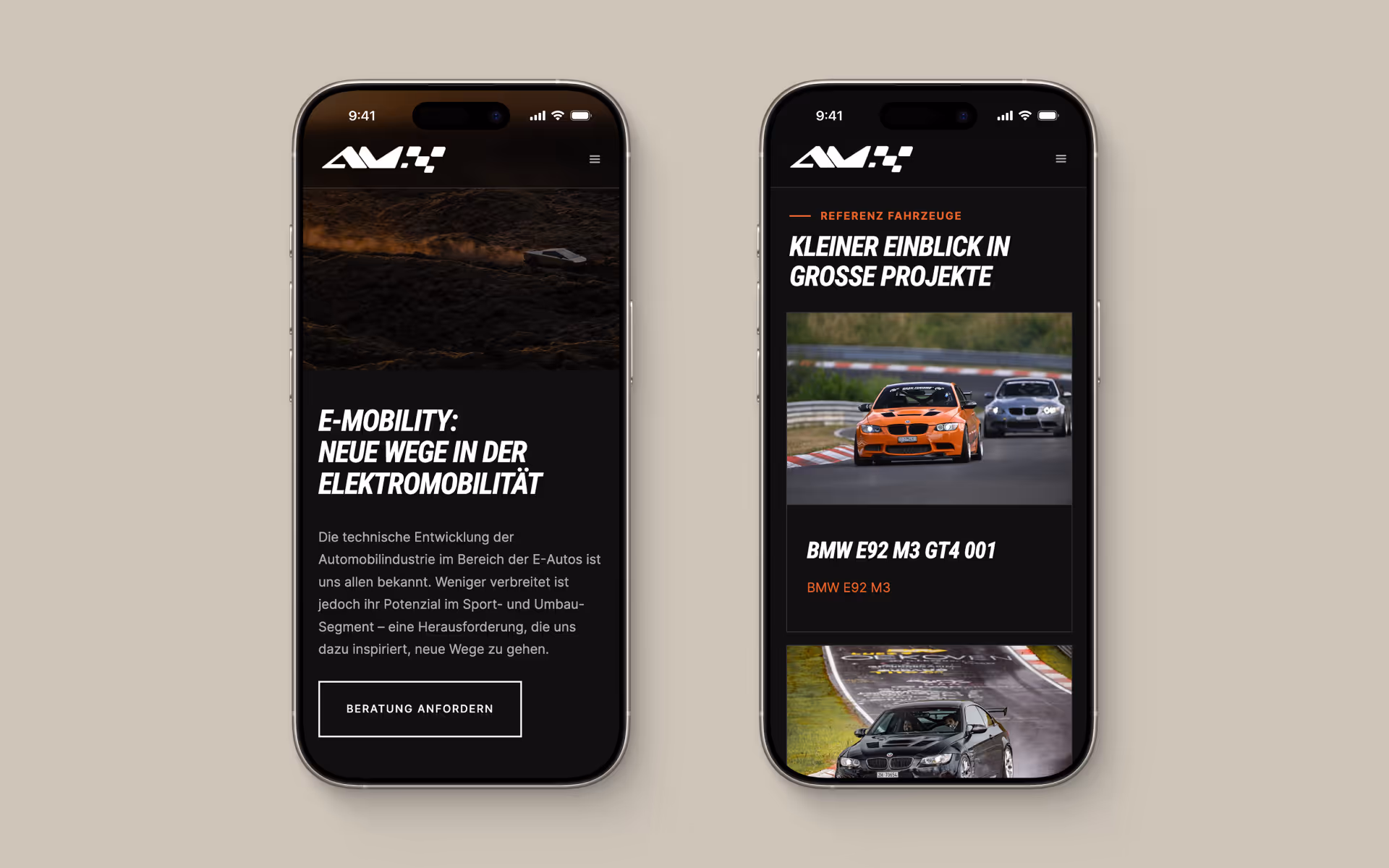 Zwei Smartphones zeigen eine Website mit E-Mobilitätstext und Rennwagenprojekten, darunter ein oranger BMW E92 M3 auf einer Rennstrecke.