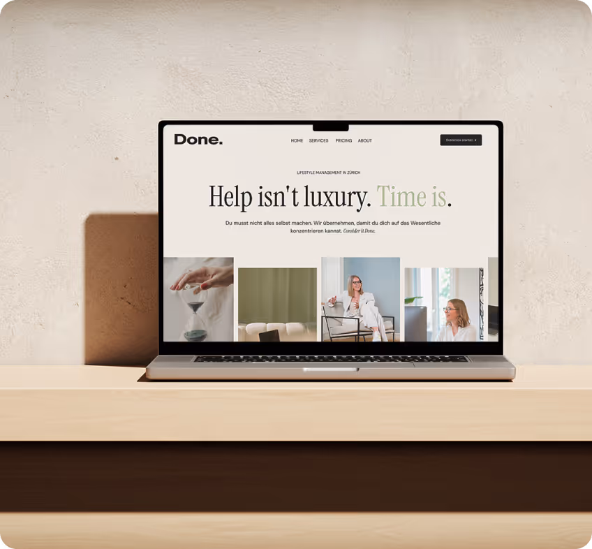 Laptop auf Holztisch zeigt Webseite mit Titel 'Help isn't luxury. Time is.' und Fotos von Frau und Sanduhr.