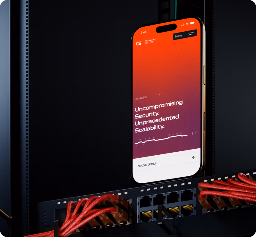 Smartphone mit rotem und lila Farbverlauf steht vor einem schwarzen Server mit roten Netzwerkkabeln, Display zeigt Text über kompromisslose Sicherheit und Skalierbarkeit.