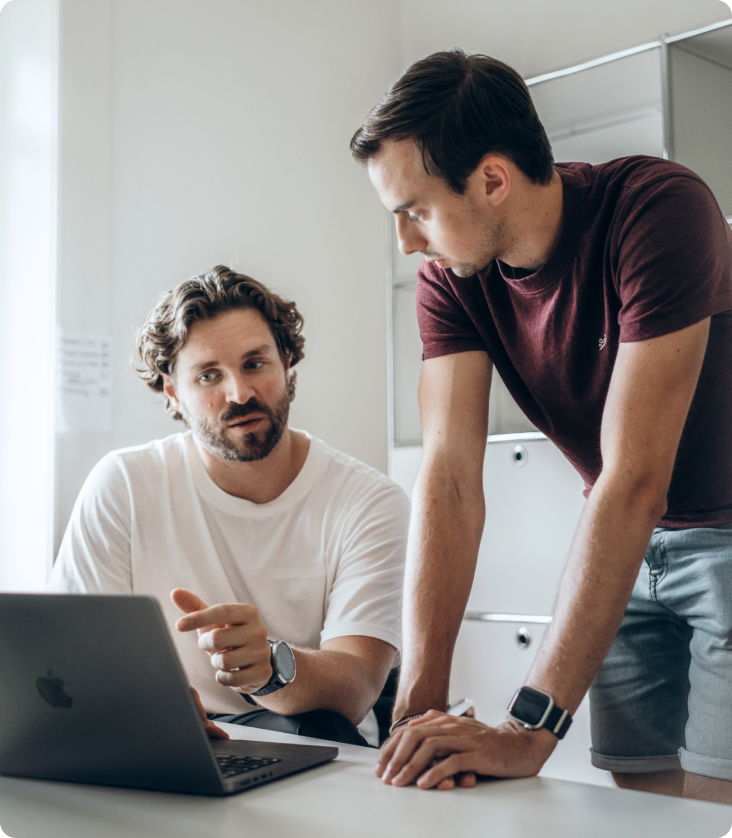 Zwei Bloq Labs Mitarbeiter besprechen beim Kick-off die Ziele des Website Projekts