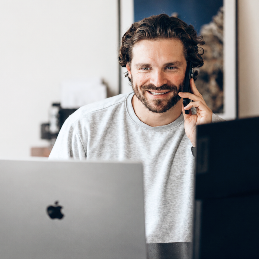 Berater von Bloq Labs im Strategiegespräch am Laptop