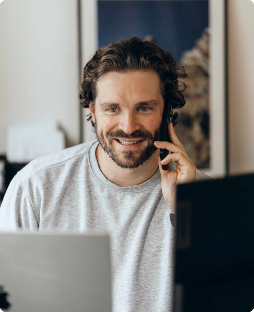Mitarbeiter mit Headset im Gespräch am Arbeitsplatz