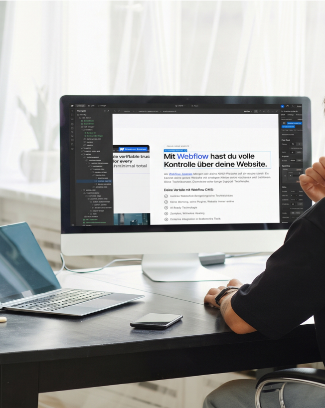 Arbeitsplatz mit geöffnetem Webflow Designer am Bildschirm