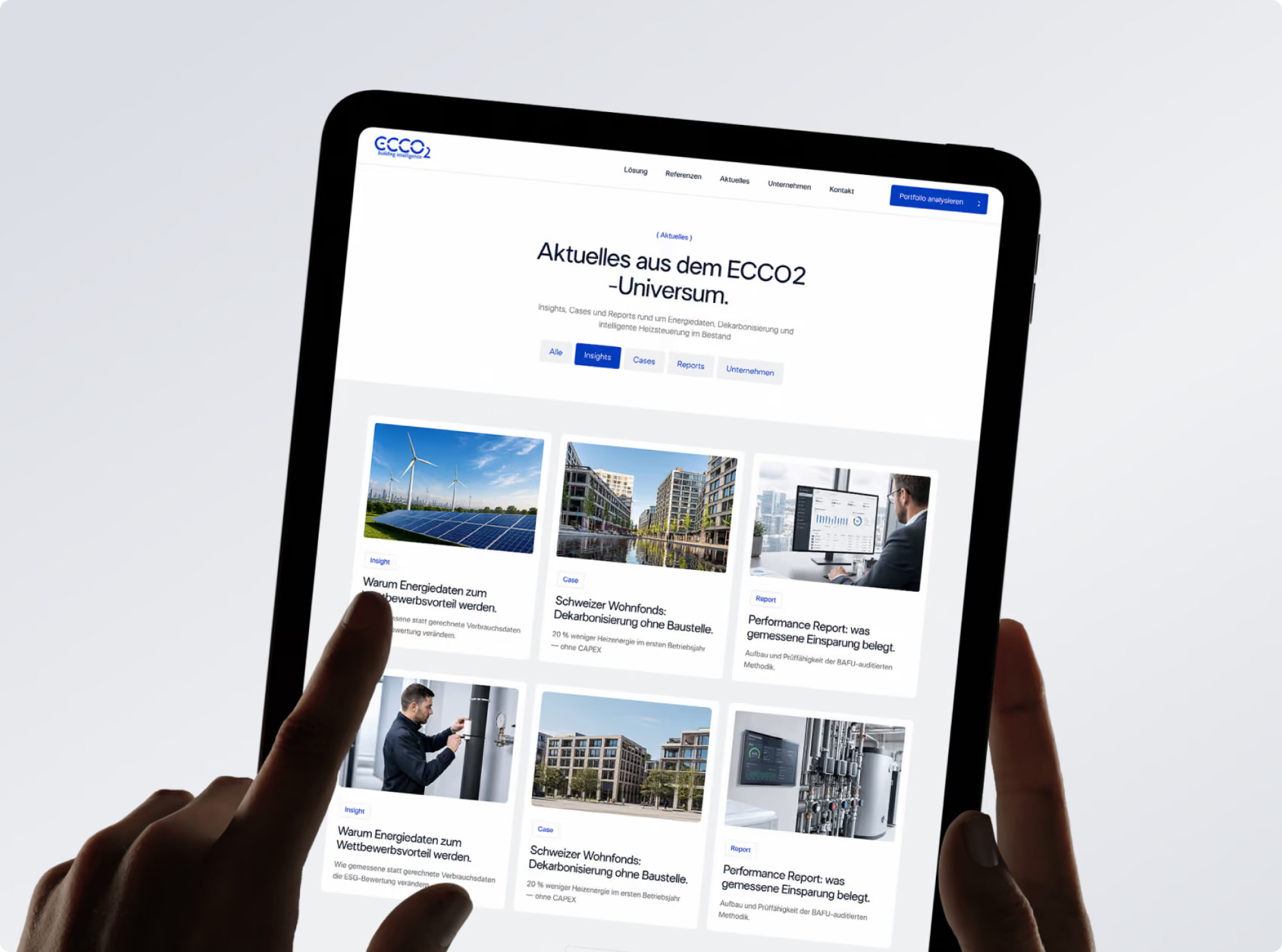 Hände halten ein Tablet mit der ECCO2 Website
