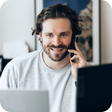 Berater von Bloq Labs mit Headset im Gespraech