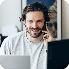 Berater der Webagentur im Gespräch mit einem KMU-Kunden