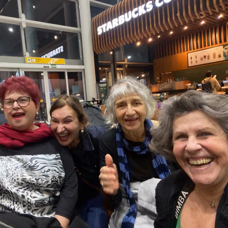 Depoimentos. Nossos amigos: conectando vidas além das viagens. Agência de Viagens Thais Tours.