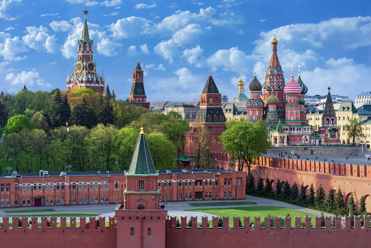 Kremlin de Moscou. Da fortaleza de pedra branca dos príncipes ao símbolo de tijolos vermelhos do império e da Rússia moderna.