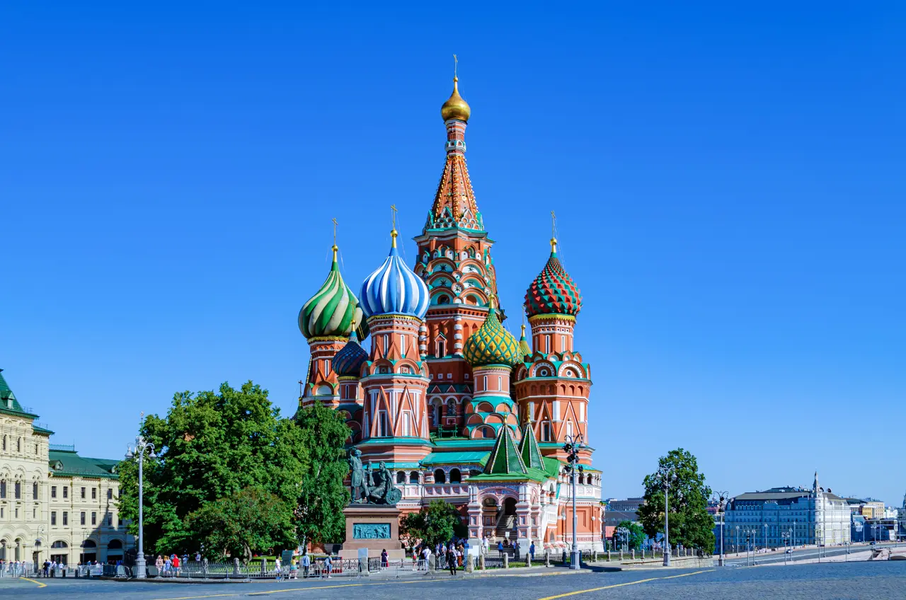 Catedral de São Basílio. Um templo colorido e inconfundível na Praça Vermelha, construído por ordem do czar Ivan, o Terrível, no século XVI, tornou-se símbolo da Rússia e um dos edifícios mais reconhecidos do mundo.