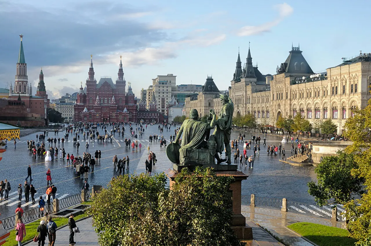 Loja de Departamentos GUM. Um edifício elegante na Praça Vermelha, onde sob o teto de vidro se encontram comércio, beleza arquitetônica e a atmosfera vibrante do centro de Moscou.