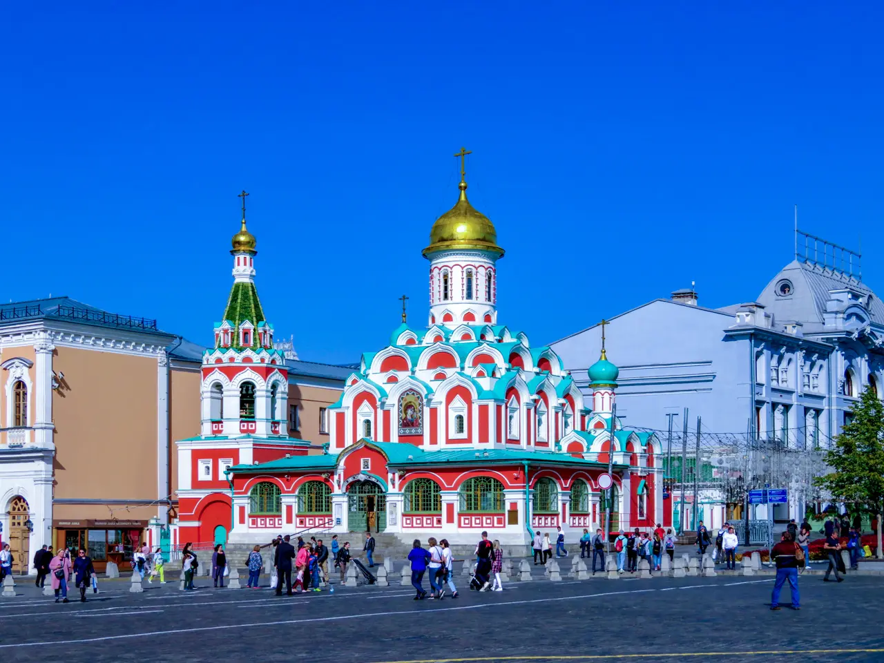 Catedral do Ícone de Kazan da Mãe de Deus. A catedral na Praça Vermelha é dedicada ao Ícone de Kazan da Mãe de Deus — uma relíquia que os russos consideravam protetora em tempos difíceis e que se tornou símbolo da libertação do país no século XVII.